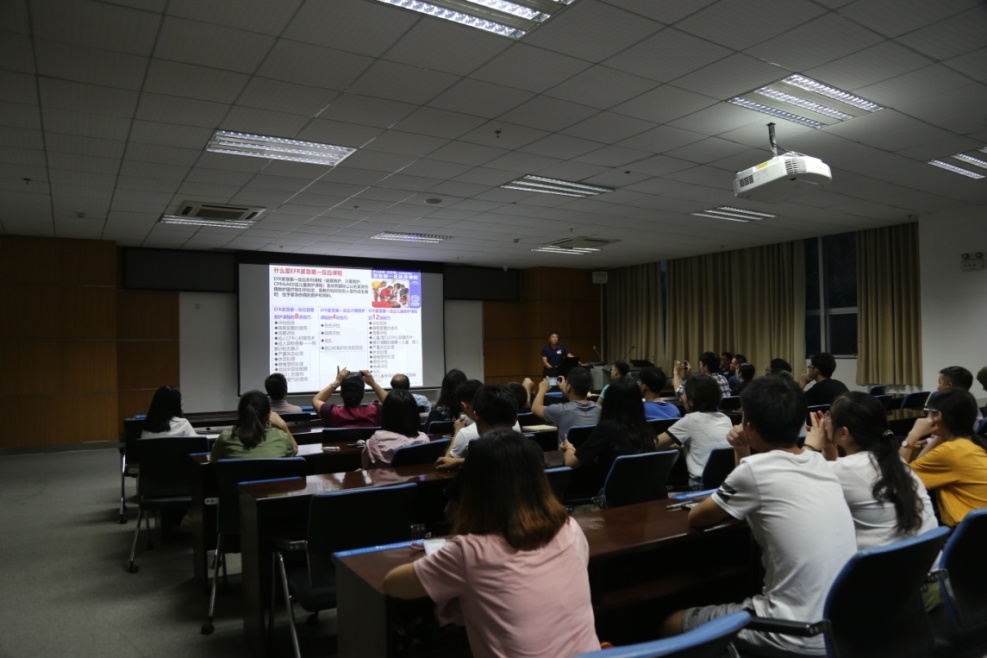 金贵勇教练对学生进行急救理论知识讲解李培孟教练对学生进行急救技巧